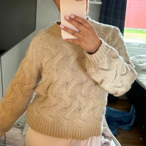 Beige stickad tröja - Beige stickad tröja med fint mönster 