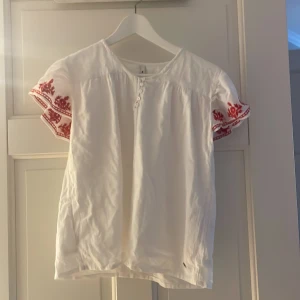 Blus  - Säljer nu denna jättesöta blus från pepe jeans då den inte kommer till användning längre . Blusen är i storlek 164 men passar nog på någon som är ca 170 också. Nypris är ca 500💓💞