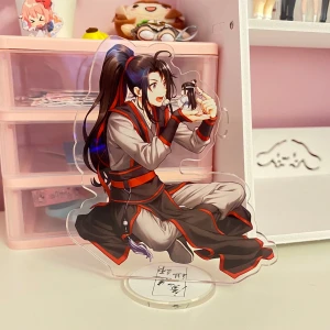 Wei Wuxian standee - Wei Wuxian från Grandmaster of Demonic Cultivation/Mo Dao Zu Shi standee. I bra skick, har endast stått på en hylla. köpt på Etsy för 240kr