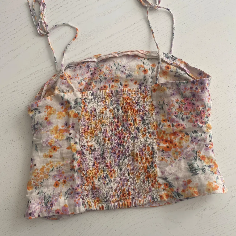 Bra skick, nästan aldrig använd Fickor och sjusterbara straps Material: linen blend Linnet kan vara litet om större byst Blommönster. Toppar.