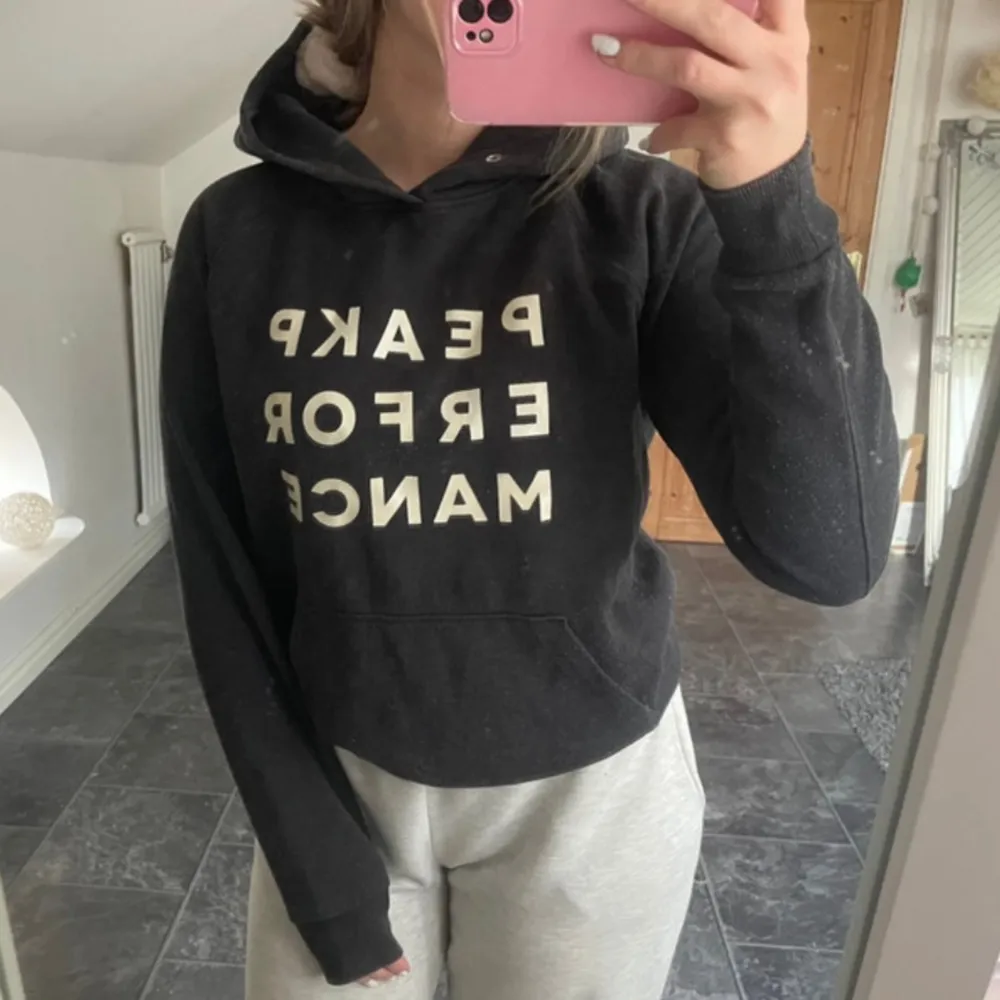 Säljer en mörkgrå hoodie från Peak Performance. Den är supermjuk och perfekt för kyliga dagar. Hoodien har en stor ficka fram och texten 'PEAK PERFORMANCE' i vitt på bröstet. Den är långärmad och har en klassisk passform. Perfekt för både vardag och chill! Storlek M men passar superbra till S också. Lite nopprig som är enkelt att få bort, annars inga defekter.. Tröjor & Koftor.