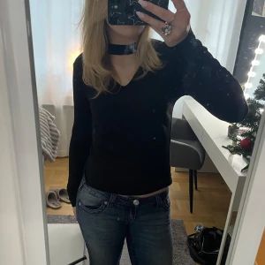 Svart festtopp - Svart topp perfekt till både fest och vardag! Toppen har en v-ringning och ett band vid halsen❤️ Står ingen storlek men skulle säga S/M 