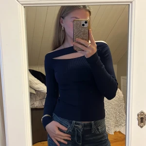 Mörkblå ribbad topp från Zara med unik detalj - Snygg mörkblå ribbad topp från Zara med unik offshoulder-design och långärmade ärmar. 💞