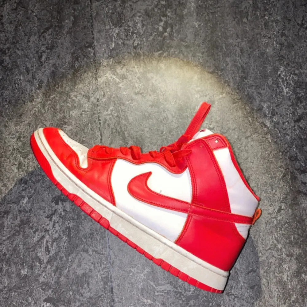 Nike Dunk High University Red i bra skick förutom att hälen är lite förstörd men ingenting som syns, dom är såklart äkta och är köpta för cirka 2000kr, säljer för 1/4 av nypriset, om du har några fler frågor angående skorna känn dig välkommen att DM:a mig💯🙌.. Kengät.