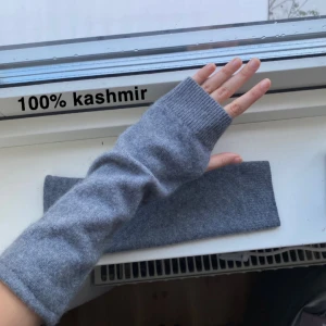 100% kashmir handledsvärmare  - (säljer fler, kolla profilen)💕Egen sydda 100% kashmir handledsvärmare/torgvantar i en fin beige färg. Vantarna är jätte mjuka och har inga defekter, perfekta nu till kylan😊 Jag har själv sytt de och kashmir är ett svårt matrial att jobba med så ta det i åtanke och pruta gärna inte😅🙏🏻 Nya 100% kashmir vantar kostar ca 700 kr men här får ni för halva priset!!❤️ (sista bilden är materialet det är sytt av) SÄLJER FLER, även i beige!
