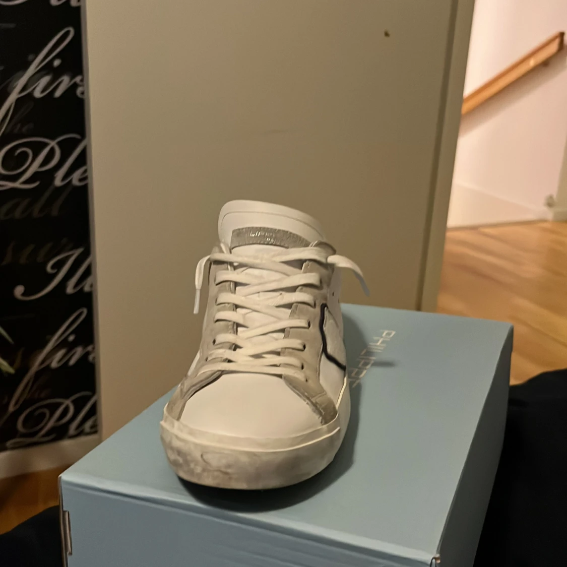 Vita sneakers från Philippe Model