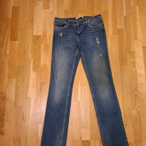 Jeans från Zara i strlk 38 - Säljer ett par snygga jeans från Zara med lätt slitna detaljer. Har ej använts på flera år, de är i mycket god skick. 