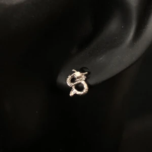 Silvriga ormformade örhängen - ❗️Tar endast emot swish, skriv t mig vid köp ❗️Snygga och unika örhängen i form av små ormar i silver. Perfekta för att ge en edgy touch till din stil. Dessa örhängen är små och diskreta men ändå iögonfallande.