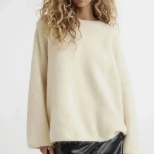 Mohair tröja - Mysig vit/beige stickad tröja med långärmad design. Perfekt för kyligare dagar, säljer då jag har för många stickade tröjor💕