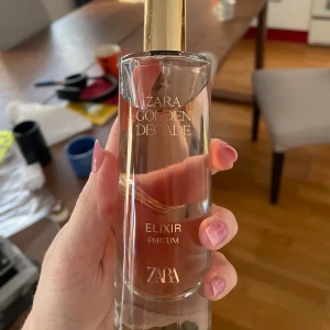 Golden Decade Elixir Parfum - Elegant parfym från Zara i en stilren glasflaska med gyllene detaljer. Doften heter Golden Decade Elixir. Håller bra och luktar lyxig vanilj.