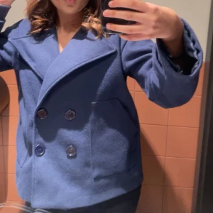 Design by si kappa - jag säljer nu denna super snygga mörkblå kappa ifrån design by si, och den är i storlek S. Hör av er vid frågor eller liknande 🩷😊