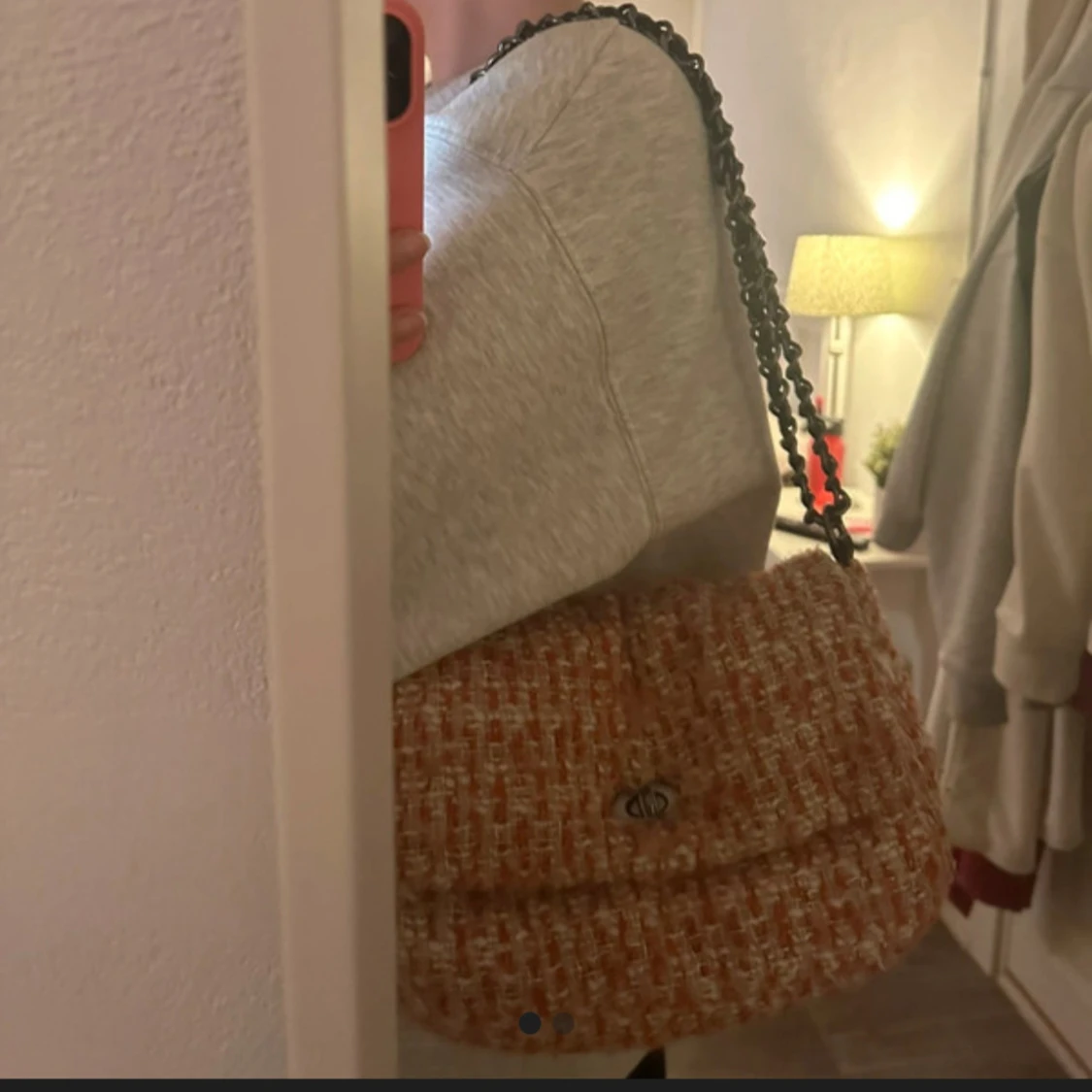 Beige axelväska med kedja