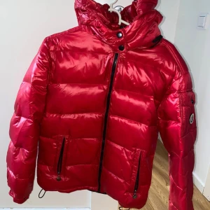 Röd jacka  - Röd jacka i storlek M men passar mig som är en S, väldigt fint skick! 