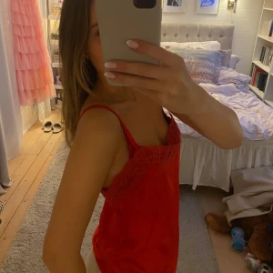 Satinlinne - Rött satinlinne med spets💓💓