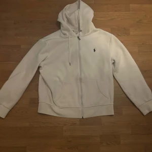 Ralp lauren zip hoodie - Säljer min ralplauren zip hoodie, 9/10 skick nästan som ny, säljer för den blir lite för kort för mig. Ny pris 2000. Självklart 100% äkta.