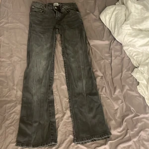 Grå bootcut jeans från 157 - Snygga grå bootcut jeans från 157 i storlek XS. De har en klassisk femficksdesign och är perfekta för en avslappnad stil. Passar bra till både sneakers och boots.