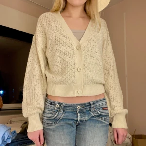 Gräddvit kofta  - Gräddvit stickad kofta med muddar 