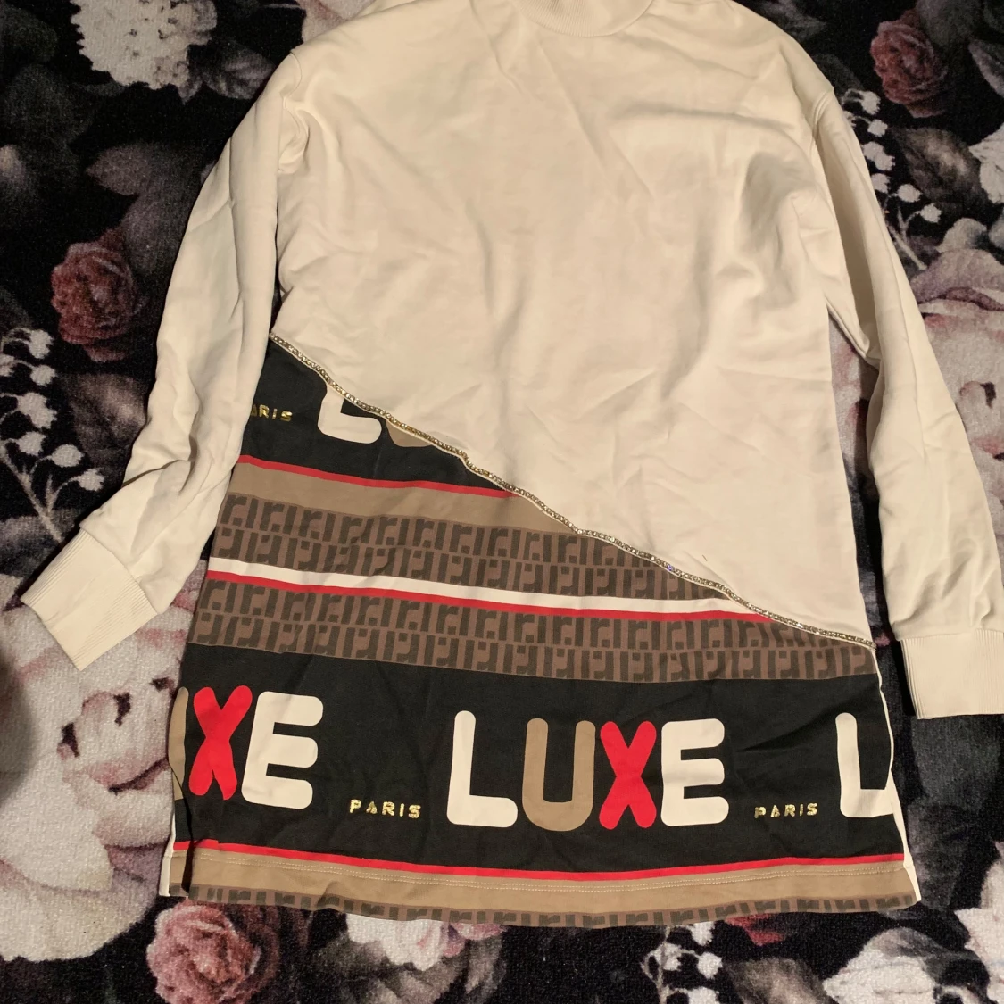 Vit och mönstrad långärmad tröja med text - 91