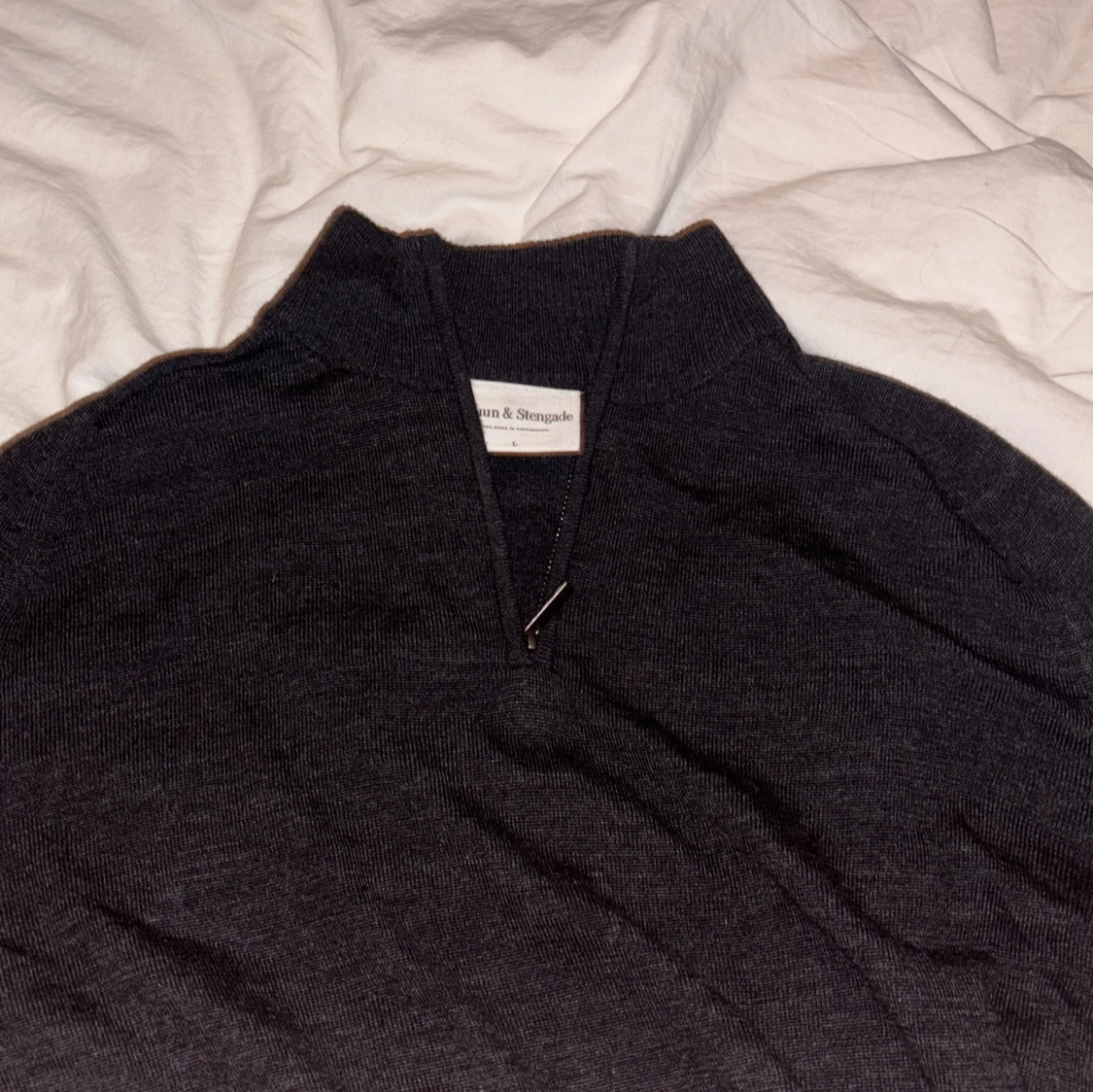 Mörkgrå tröja med dragkedja från Brunn & Stengade - 90