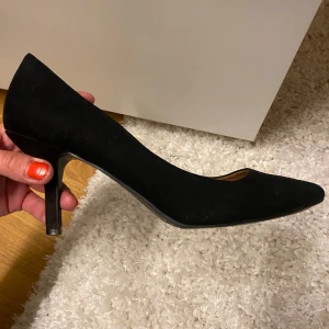 Svarta klackar - Så fina! Klackarna är i typ mocka material☺️💕