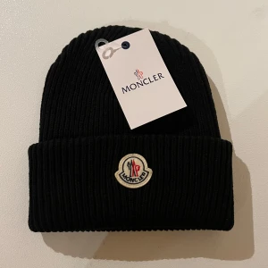 Moncler Mössa - Helt ny moncler mössa. Kommer med påsen på bilden!