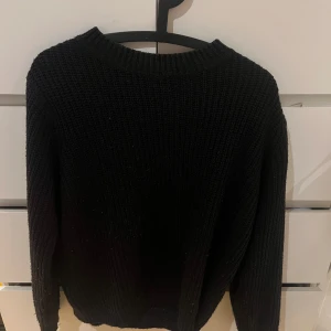 Svart stickad tröja från Rut & Circle - Säljer en svart stickad tröja från Rut & Circle i storlek M. Tröjan är lite öppet på baksidan vilket gör den speciell, den har långa ärmar, perfekt för kyligare dagar. Enkel och stilren, passar till det mesta i garderoben. Köpte den för 499kr säljer den för 175+frakt.