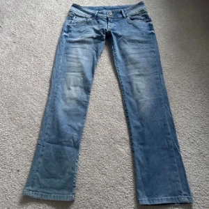 Lågmidjade bootcut jeans!!! - Säljer dessa jätte snygga jeans från pepe jeans!! Använda fåtal gånger, säljer då dom inte kommer till användning!! Super bra skick🥰🥰pris kan diskuteras vid snabbt köp!!