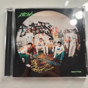 CD-album av Enhypen - Enhypen japanskt album kommer med 1 photocard, en photobok, en cd skiva och ett klistermärke