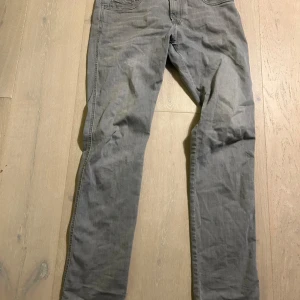 Ljusgrå jeans från Replay - Snygga grå jeans från Replay, modell Anbass. De har en slim fit passform. Perfekta för en stilren look.