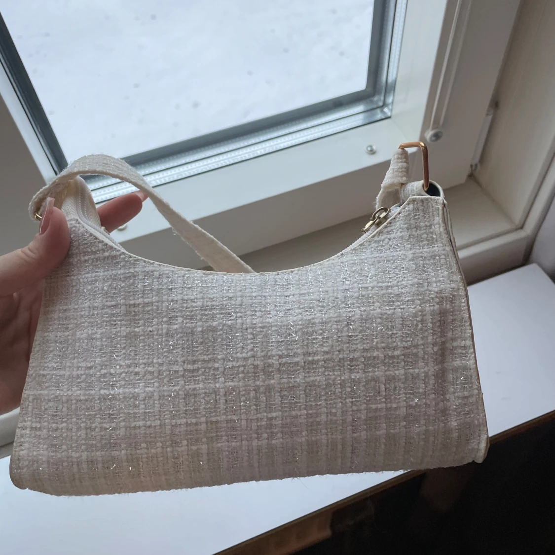 Vit axelväska med glittrig yta
