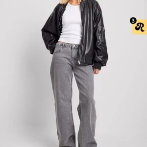 Grå och svarta jeans från NA-KD - Två par Low waist jeans från NA-KD. Båda oavnvända, endast provade. Alla lappar kvar på dom gråa, han ta bort på dom svarta. 700 kr för båda 