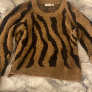 Stickad tröja  - Hej jag säljer en super gosig stickad tröja som jag nyss köpt på Vinted men då inte passade mig riktigt. Inga defekter och är super mjuk! Kan tänka mig gå ner i pris