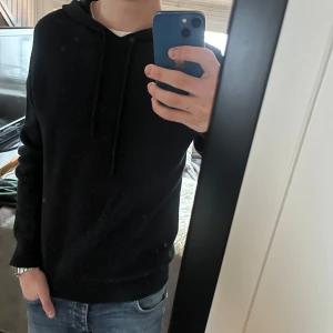  Tiger of Sweden merinoull hoodie - Merinoull hoodie nakke från tiger of sweden utan defekter eller skador. Nypris 1599kr