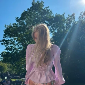 Somrig blus från Other Stories! - Finaste blusen från Other stories!! Använd fåtal gånger i somras men passar även alla andra säsonger! Nypris 900kr💜💜💜