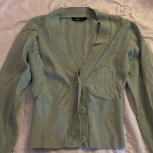 Grön ribbad kofta från Gina Tricot - Grön kofta från Gina Tricot i storlek xs, jättebra skick.