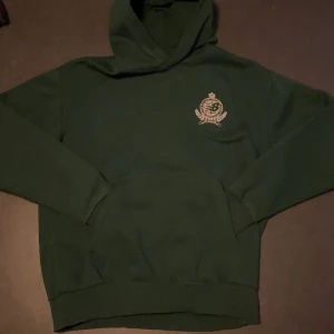Grön hoodie från New Balance - New balance hoodie - använd få gånger då den bara har hängt i min garerob och blivit bort glömd och är nu för liten