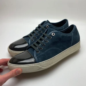 Lanvin skor  - Hej! Säljer nu dessa sjukt snygga Lanvin skor. Skorna är i toppskick! Vi rekommenderar att gå ner en storlek. Har ett begränsat antal boxar och dustbag! Hör gärna av dig vid frågor 