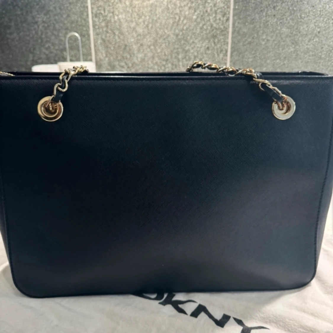 Svart axelväska från DKNY - 92