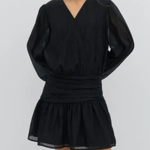 Svart klänning - Svart festklänning, super fin och inga defekter alls eftersom jag bara använt den max 1gång!!!! Jag är 161cm!