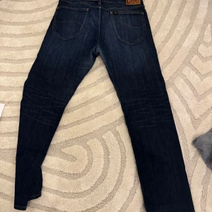Mörkblå jeans från Lee - Snygga mörkblå jeans från Lee med klassisk femficksdesign. Lee blake 