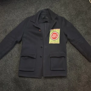 Rock från Limitato  - Limitato rock, mörkblå med tryck på bröstet 