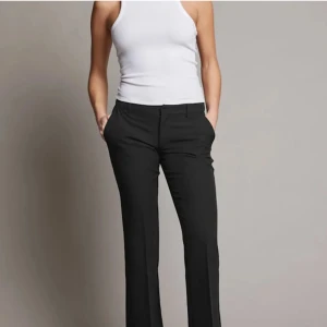Svarta kostymbyxor - Eleganta svarta kostymbyxor med låg midja och bootcut-stil. Perfekta för en stilren look.  Kan posta inom 24h, kan gå ner i pris vid snabb affär💞💞💞