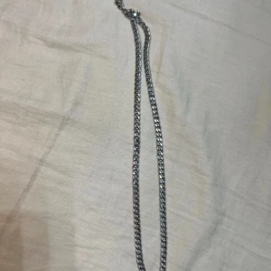 Silverfärgat halsband rostfritt stål - Snyggt silverfärgat halsband med en klassisk kedjedesign. Perfekt för att ge en stilren touch till din outfit.