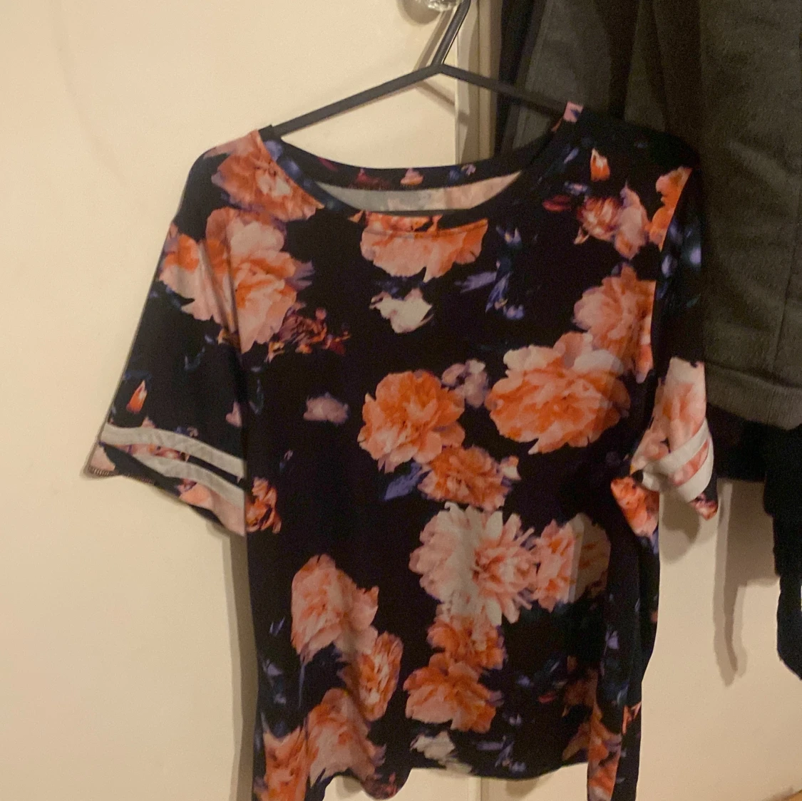 Blommig topp med korta ärmar - 92