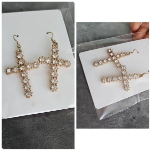 Glittriga korsformade örhängen - Snygga örhängen i form av kors, dekorerade med glittrande stenar. Perfekta för att ge en extra touch till din outfit. 