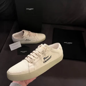 Saint Laurent skor - Saint Laurent skor | Vita/Beiga | storlek 42 | skick 10/10 endast liten defekt på boxen se bild 5 | allt Og medföljer | för mer info skriv privat!