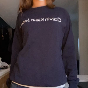 Mörkblå tröja från Calvin Klein Jeans - Säljer en mörkblå tröja från Calvin Klein Jeans i herr model.  