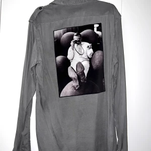 Limitato Sean Connery Overshirt / Skjorta - Overshirt/Skjorta från Limitato med Sean Connery design/tryck på ryggen, i storlek M.