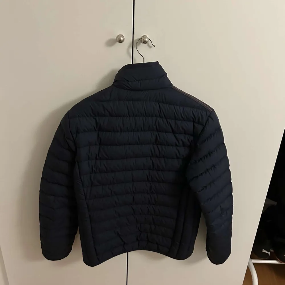 Snygg jacka som är lite för liten men är som ny ungefär. Skriv vid fler frågor. Om man lägger bud på 600 så godkänner jag på direkten men om den inte passar kan man sälja vidare.. Takit.