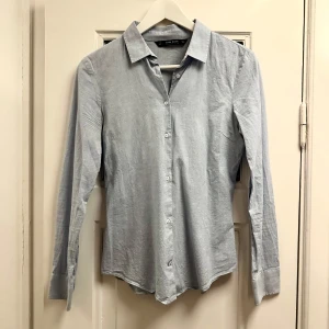Ljusblå skjorta - Ljusblå bomullsskjorta från Zara. Aldrig använd/max 1 gång